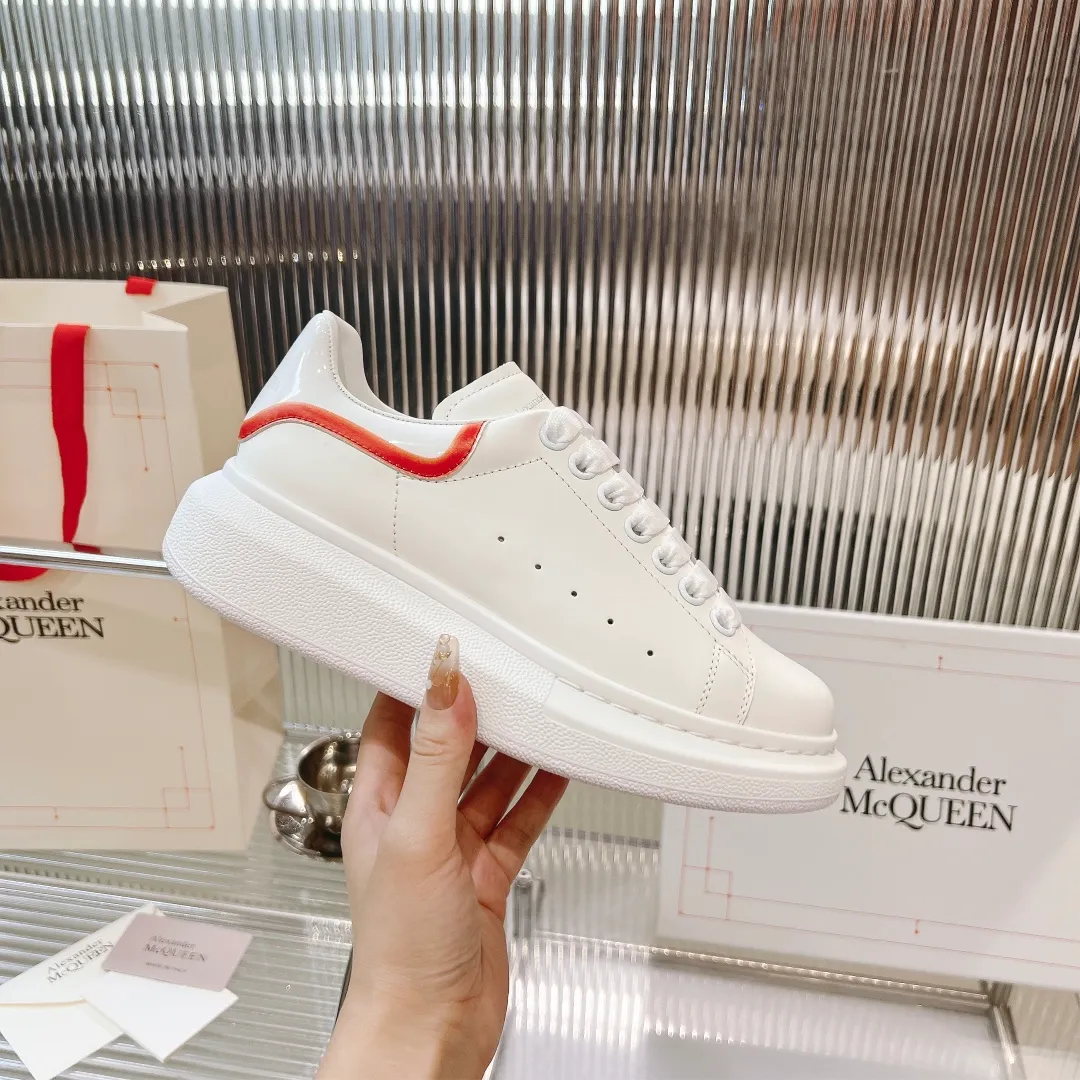 👟👟Ex-factory price 440👟👟 Men's size +10 (high version + 60 men's size plus 10) The latest addition to the counter is the top high-end version of Alexander McQueen·Alexander McQueen 2023 new wide sports shoes, white shoes and casual shoes👟New colors! The rear tail is really unique and pretty, I love it at first sight! 😍Top version! 👍🏻I won’t introduce too much about the style of this shoe. It will never go out of style year after year in spring, summer, autumn and winter. It is a super versatile style and has always been in hot demand. 🔸Upper: original custom-made latest silk cowhide 🔸Inner lining: cowhide foot pads + top-grade highly breathable mesh ��Outsole: the latest original open mold one-to-one precision mold PU vacuum outsole 🔸Female model 34-41 (customized at 34.40.41) 🔸Men's model 38-45 (customized at 38 45)